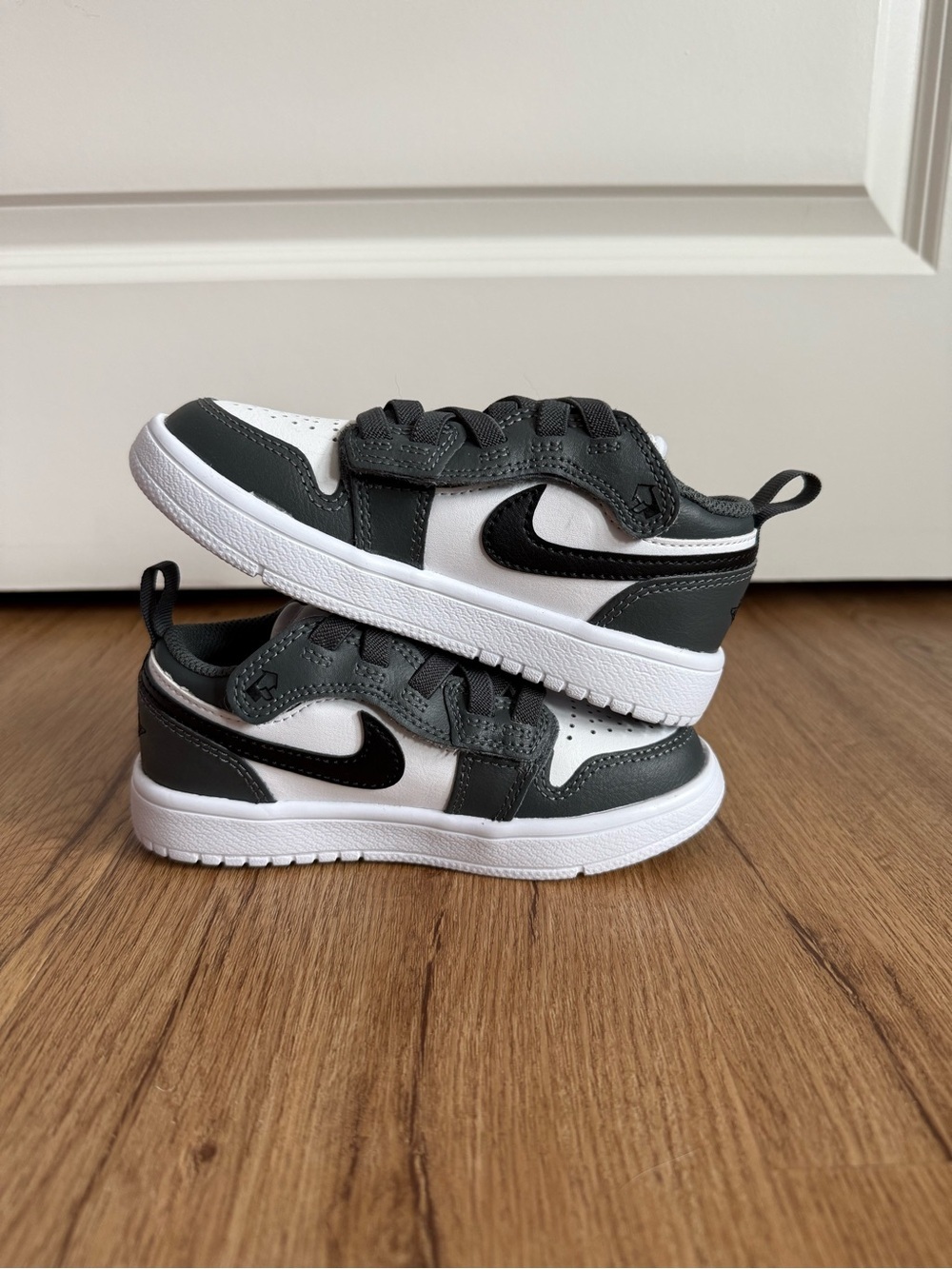 NIKE • size 11c • Kid’s Jordan 1 Low ALT PS White Black Iron Grey - Picture 4 of 6